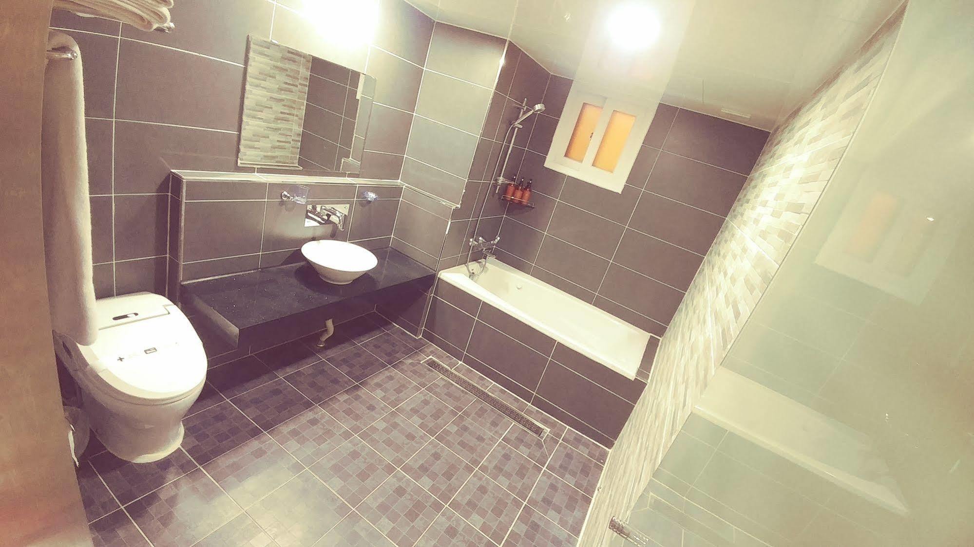 White Hotel Suwon Dış mekan fotoğraf
