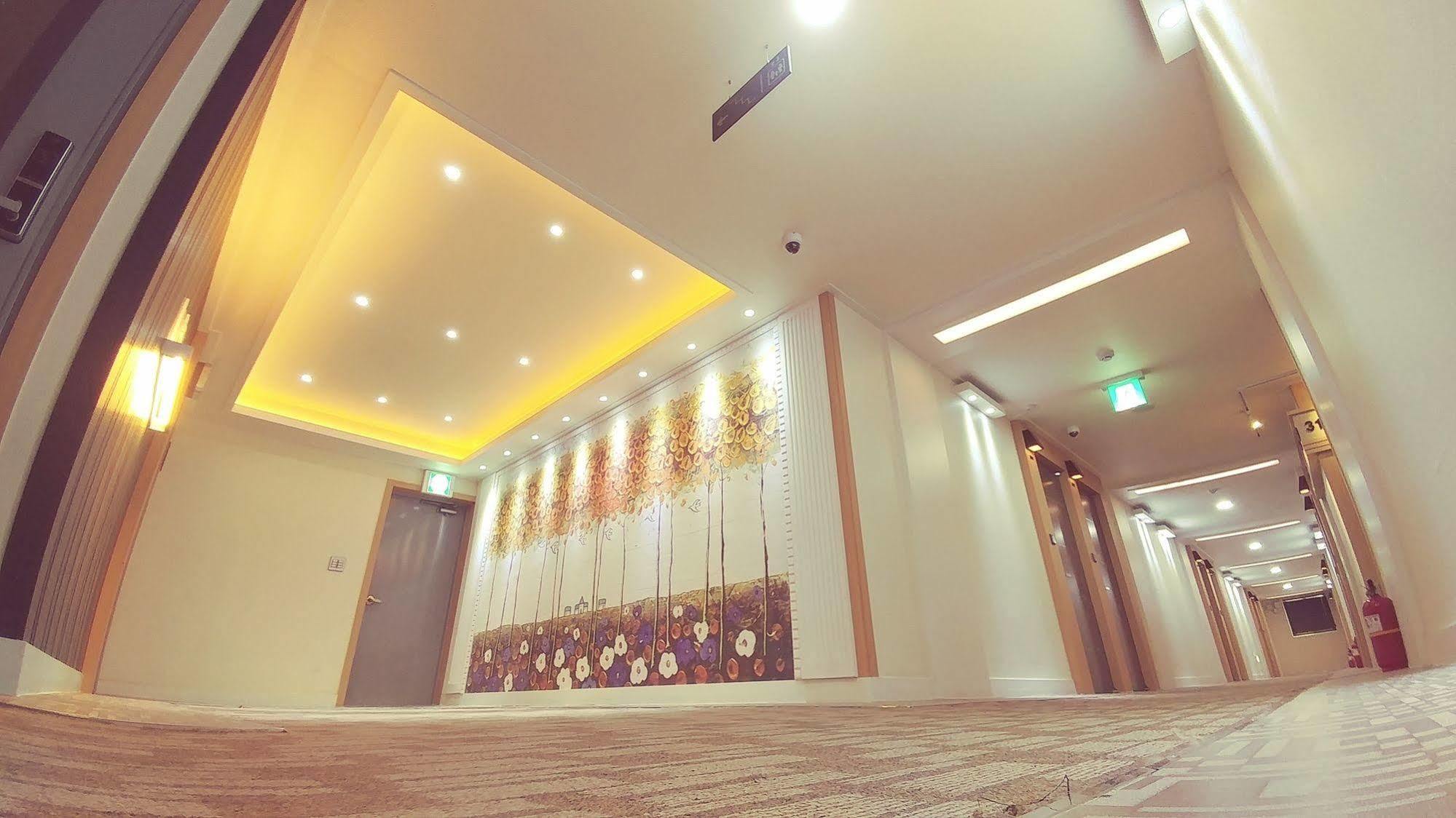 White Hotel Suwon Dış mekan fotoğraf